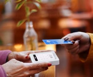 Forex offers opportunities to profit from fluctuations between global currencies in a highly liquid market that trades 24 hours a day, but it is also a high-risk arena due to leverage, sharp volatility and the impact of macroeconomic news; the key is to trade with a clear strategy, strict risk management and only with capital you can afford to lose without affecting your financial stability.