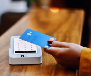 Commodities such as gold, oil, agricultural products and industrial metals offer opportunities to diversify your portfolio and hedge against inflation, but they are also high-risk assets due to price volatility, geopolitical tensions and supply-demand shocks; the key is to invest with a clear strategy, an understanding of the underlying market drivers, and only with capital that does not compromise your financial stability.