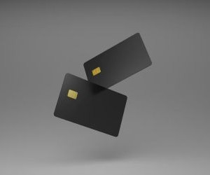 Cryptocurrencies offer high return potential and greater financial freedom through decentralisation, operating in a market that is open 24/7. However, they are a high-risk asset due to extreme volatility and the lack of regulation. The main risks include rapid losses and cybersecurity failures. The key to success is to invest only with a clear strategy and with capital that does not compromise your financial stability.